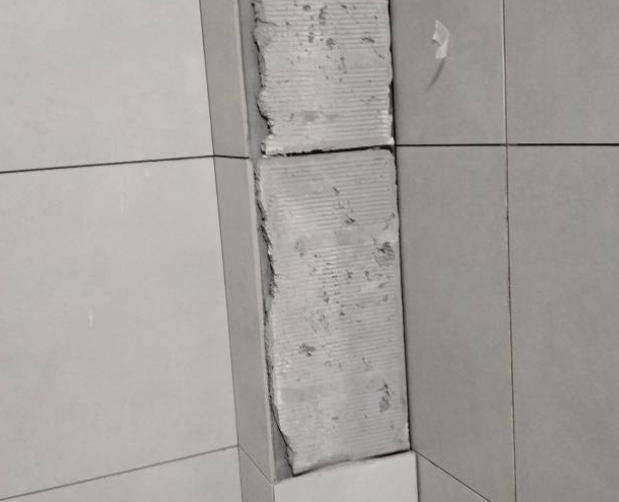 乌海市瓷砖空鼓维修公司分享下瓷砖施工前基层浇水润湿程度不足，可能导致以下问题
